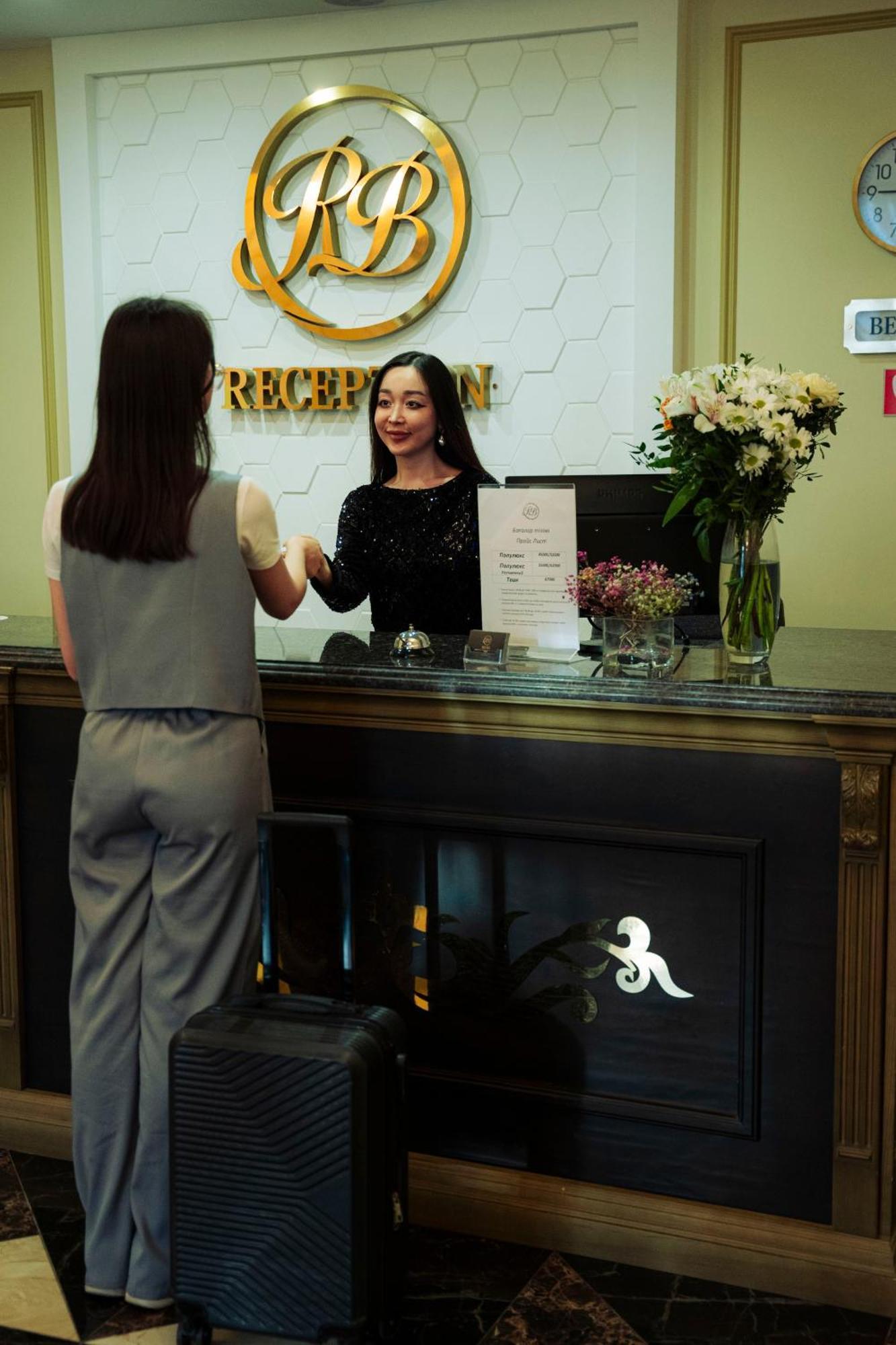 Hotel Royal Bv Ustʼ-Kamenogorsk Esterno foto